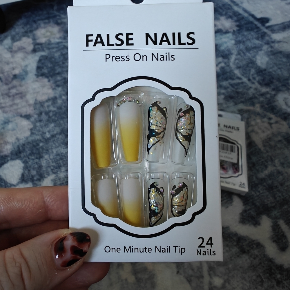 Assorted Press On Nails Set - Picture 5 of 6